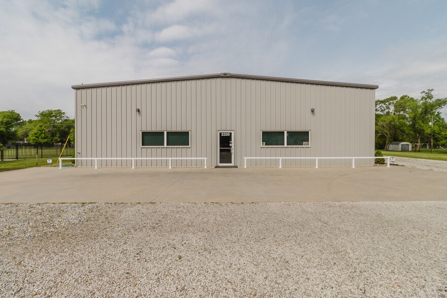 More Photos Of 2325 S Crest St, Wichita Warehouse For Sale