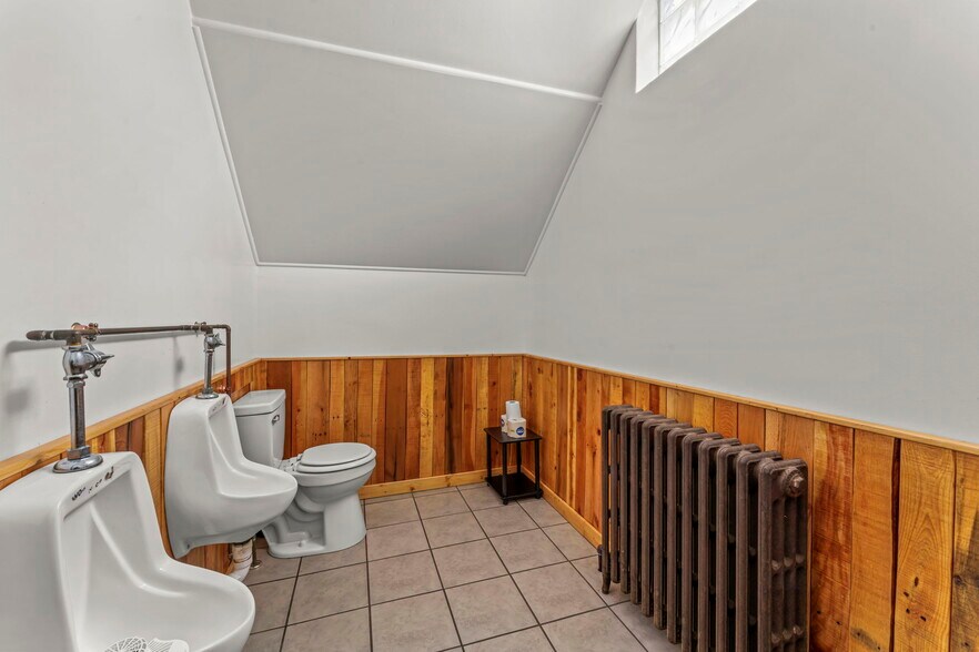 More Photos Of 105 Holbert Stretch, Dilliner Bar For Sale