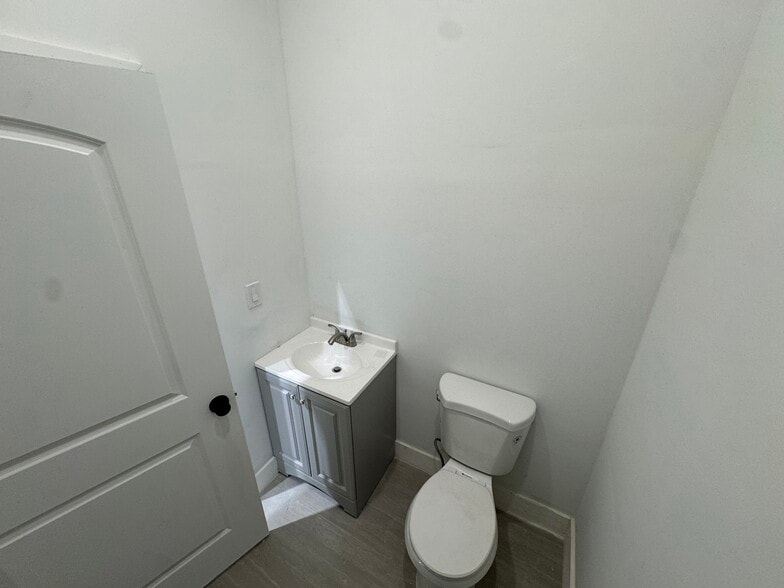 More Photos Of 6997 NW 50th St, Miami Warehouse For Lease