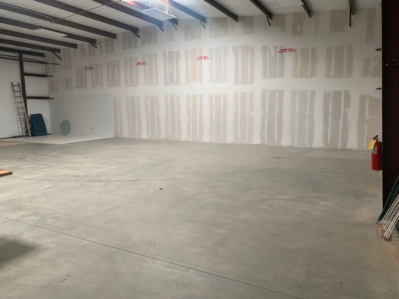 More Photos Of 215 Buford Dam Rd, Cumming Warehouse For Lease