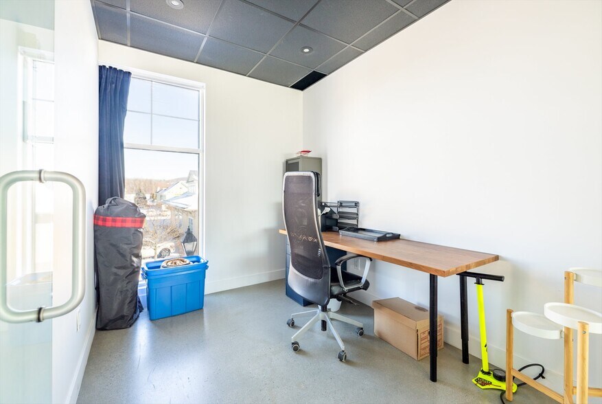 More Photos Of 65 Rue De La Rive Droite, Bromont Storefront Retail Office For Sale