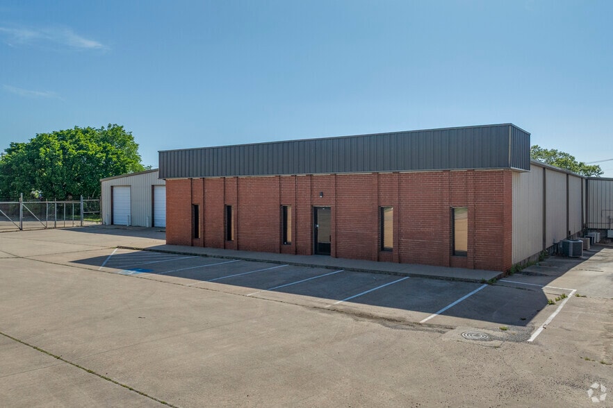 Primary Photo Of 710 S Adams St, Sapulpa Distribution For Sale