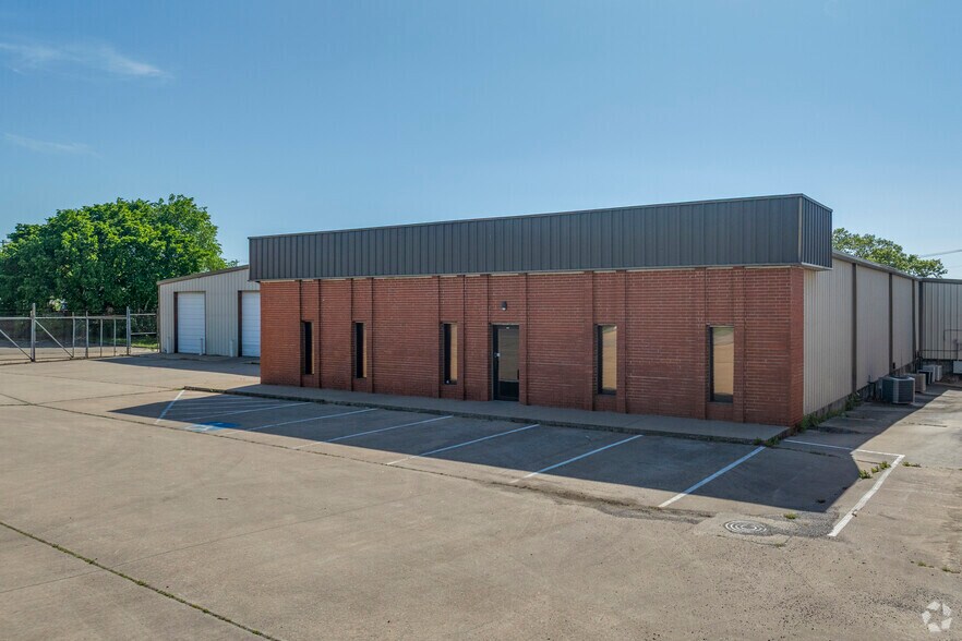 Primary Photo Of 710 S Adams St, Sapulpa Distribution For Sale