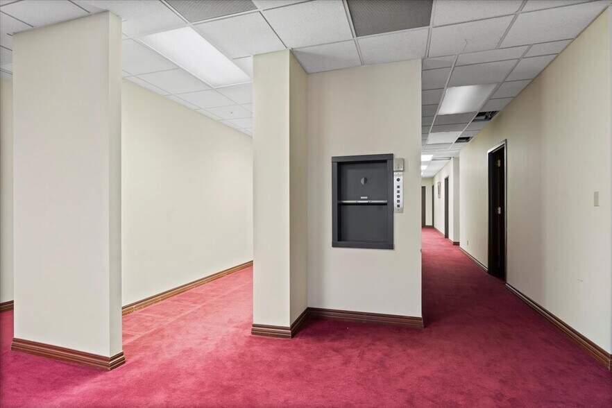 More Photos Of 200 S 6th St, Springfield Office For Sale