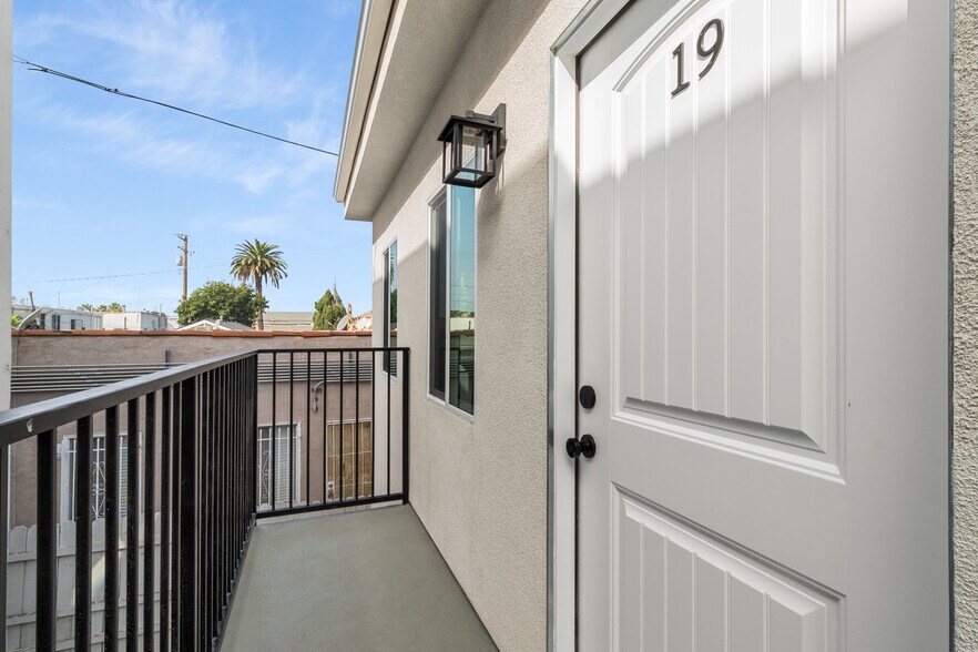More Photos Of 1827 E 4th St, Long Beach Apartments For Sale