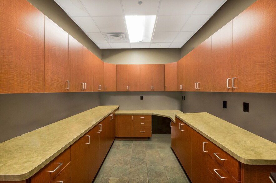 More Photos Of 7430 S Creek Rd, Sandy Office For Lease
