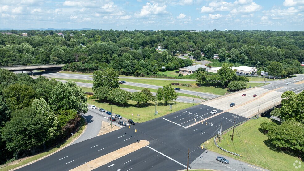 More Photos Of 940 US Highway 70 SW, Hickory Storefront For Lease