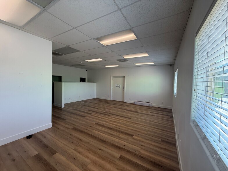 More Photos Of 215 W Ash St, Fallbrook Light Distribution For Lease