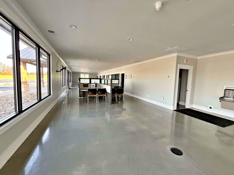 More Photos Of 1391 Murrays Chapel Rd, Sweetwater Showroom For Sale