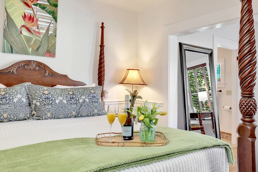 More Photos Of 2135 Mcgregor Blvd, Fort Myers Hospitality For Sale