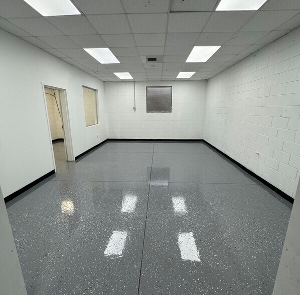 More Photos Of 660 Garden Commerce Pky, Winter Garden Warehouse For Sale