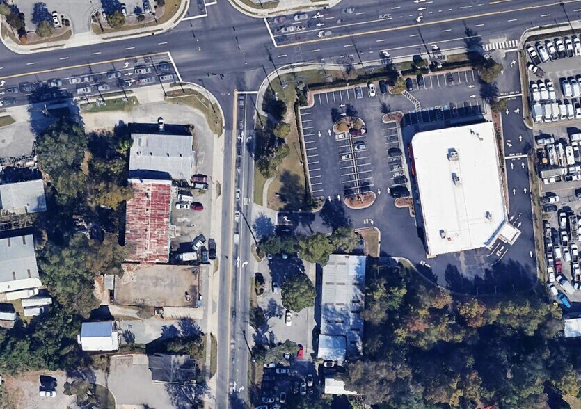 More Photos Of 18 Covil Ave, Wilmington Showroom For Lease