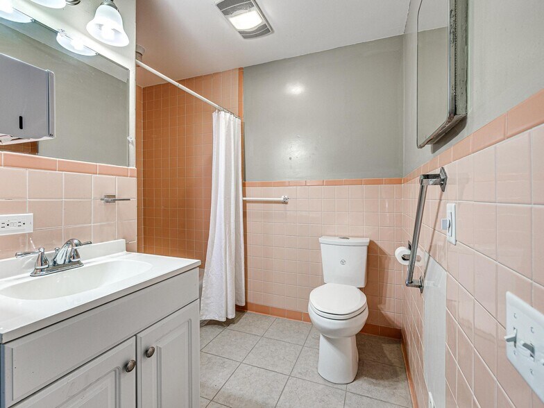More Photos Of 901 NW 25th St, Oklahoma City Healthcare For Sale
