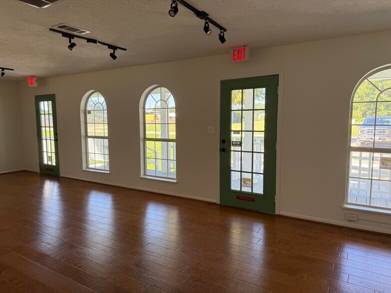 More Photos Of 33418 Lago Vista, Magnolia Office For Lease