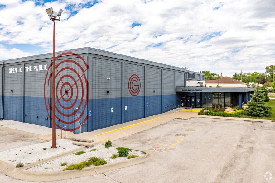 More Photos Of 2828 S 82nd Ave, Omaha Showroom For Sale