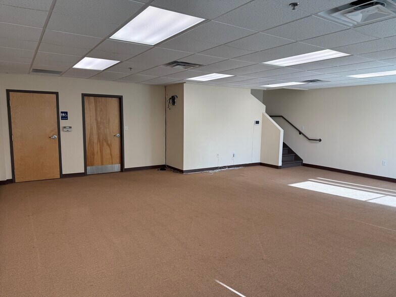 More Photos Of 7575 Kingspointe Pky, Orlando Showroom For Lease