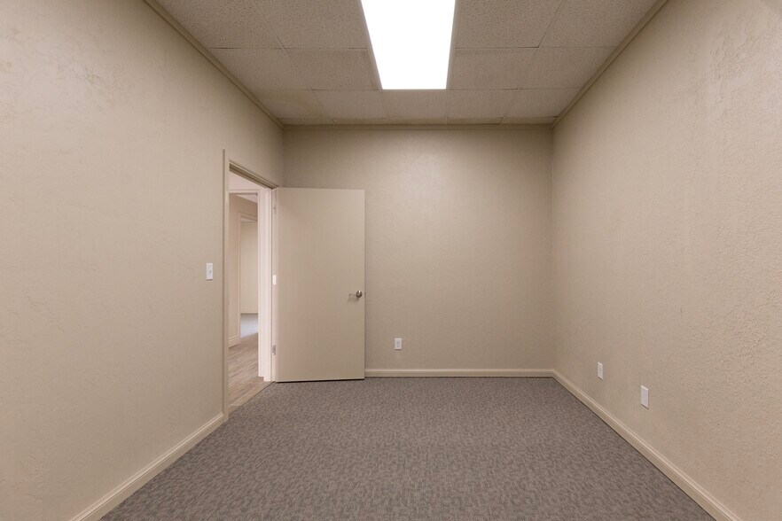 More Photos Of 800 Rock Creek Rd, Norman Office For Lease