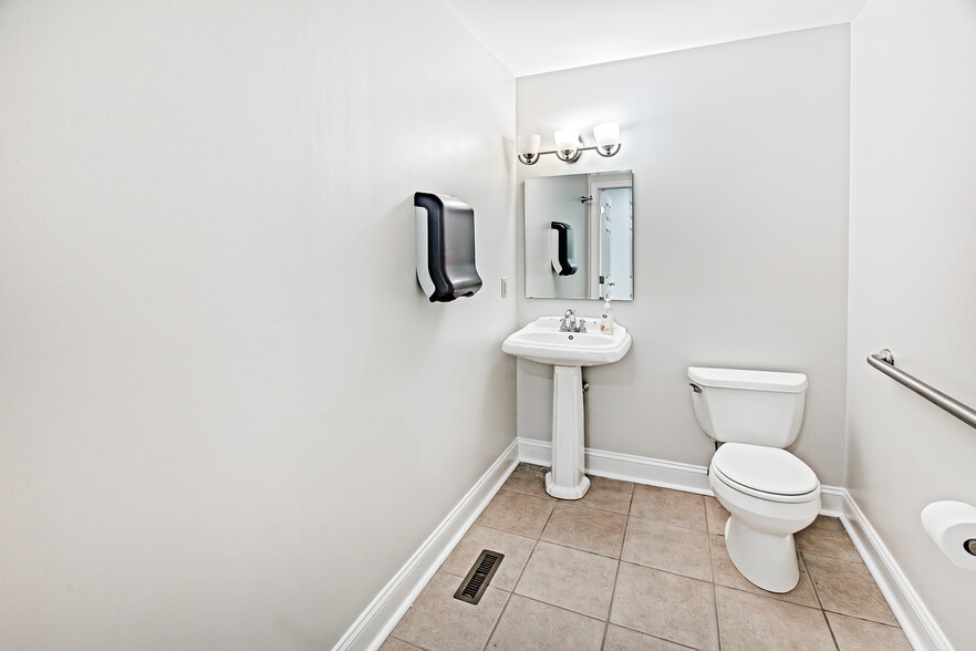 More Photos Of 5201-5215 W Woodmill Dr, Wilmington Medical For Sale