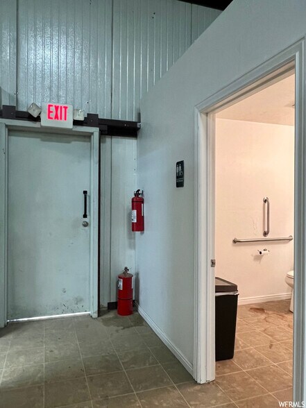 More Photos Of 540 Wright Brothers Dr, Naples Warehouse For Lease