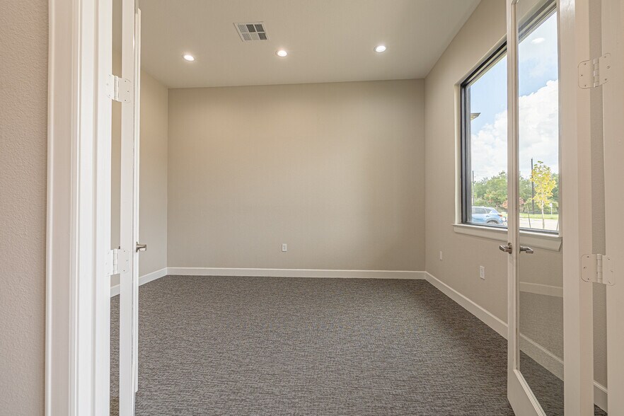 More Photos Of 5757 Flewellen Oaks Ln, Fulshear Office For Lease