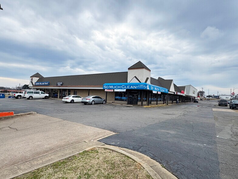 More Photos Of 915 W Main St, Jacksonville Freestanding For Sale