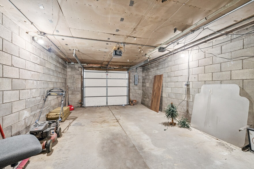 More Photos Of 118 W Mission St, Strawberry Point Loft Creative Space For Lease