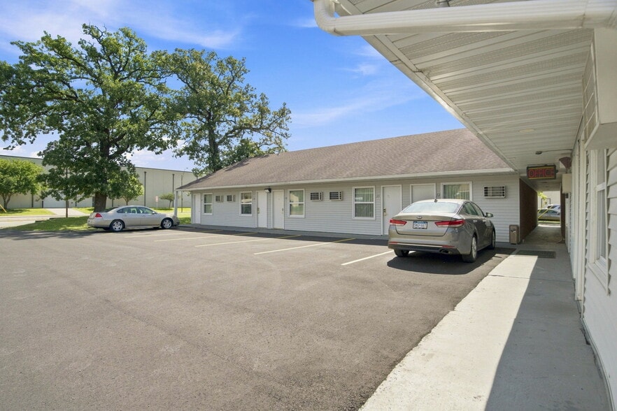 More Photos Of 1418 S Oak Ave, Owatonna Hotel For Sale