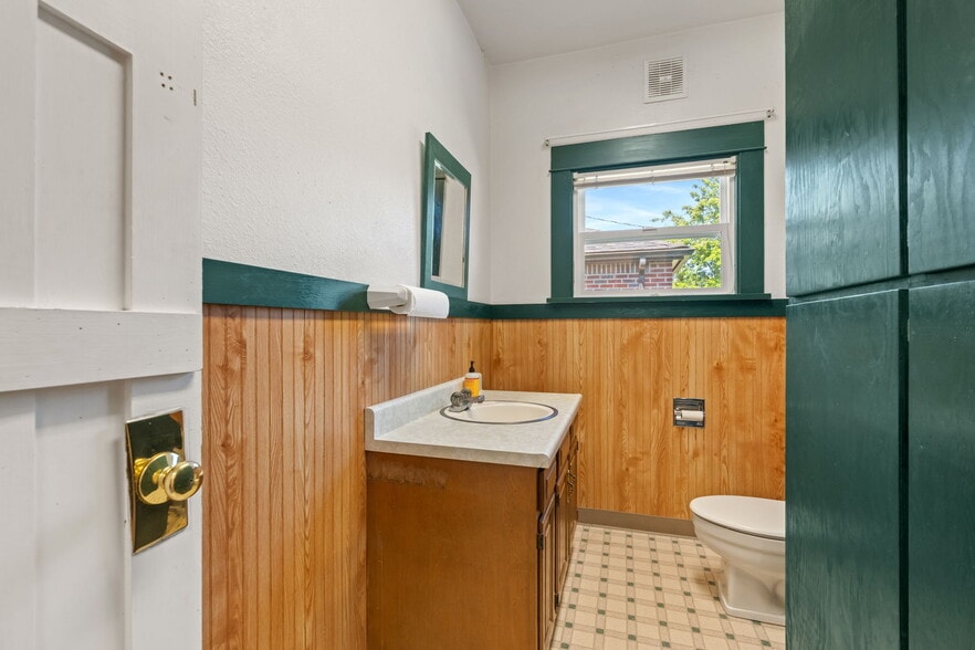 More Photos Of 1068 Market Blvd, Chehalis Office For Sale