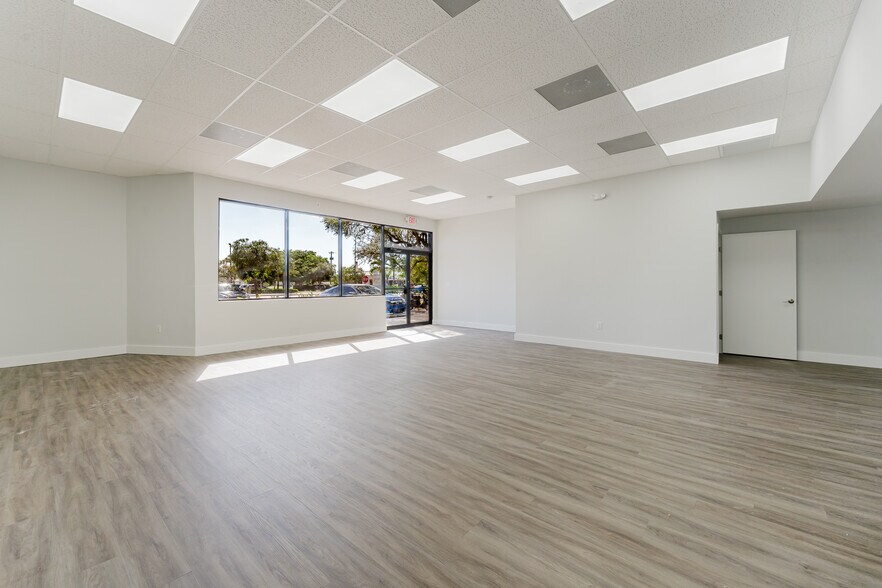 More Photos Of 209 W Hillsboro Blvd, Deerfield Beach General Retail For Lease