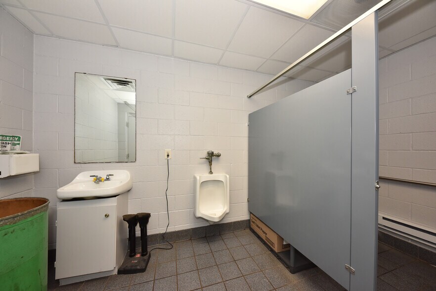 More Photos Of 820 W Sumner St, Hartford Auto Repair For Sale