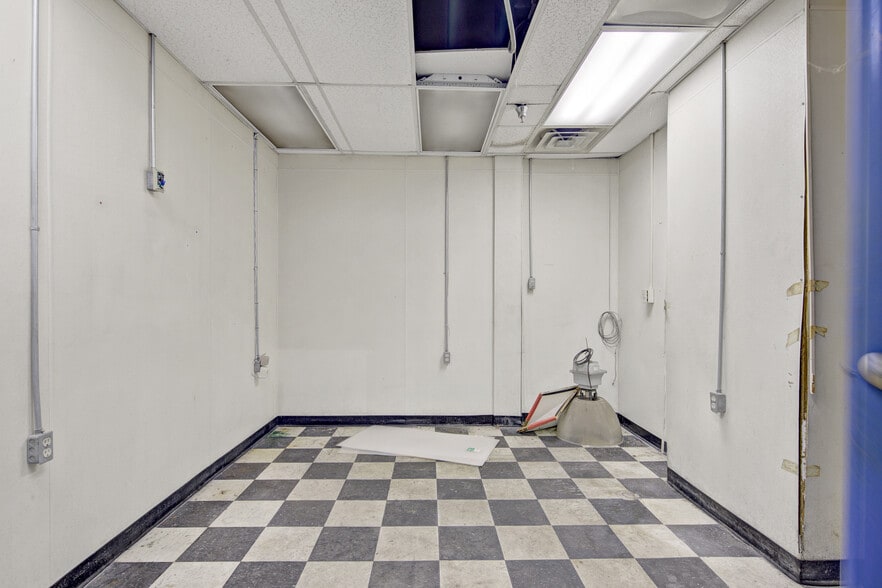 More Photos Of 3036 Gillespie St, Fayetteville Manufacturing For Lease