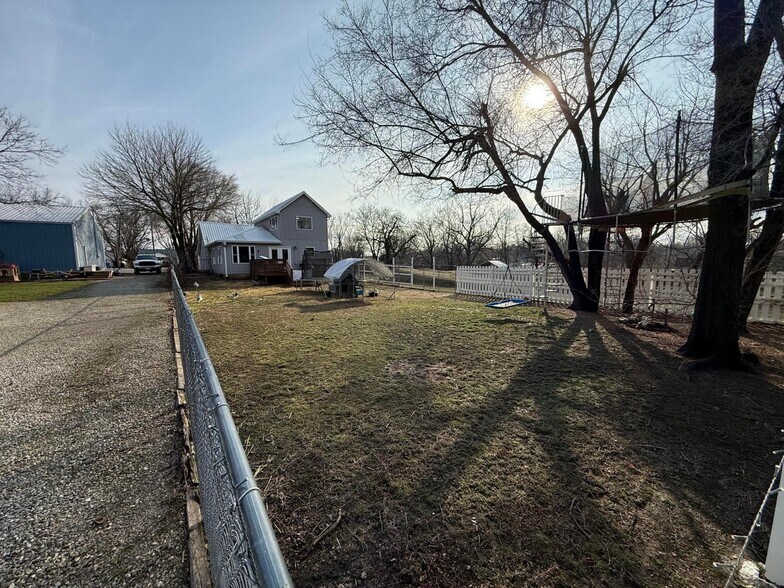 More Photos Of 615 W Benton St, Buffalo Flex For Sale
