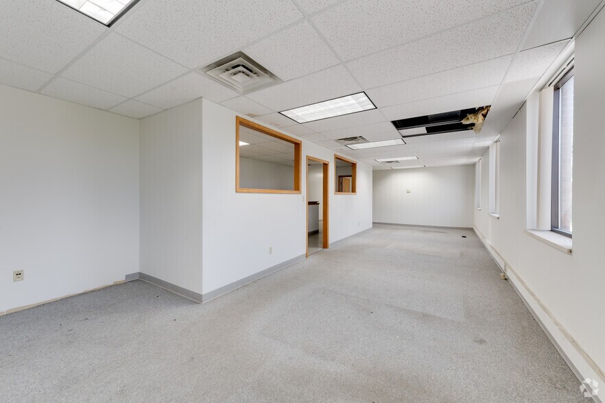 More Photos Of 1121 River St, Lansing Distribution For Lease