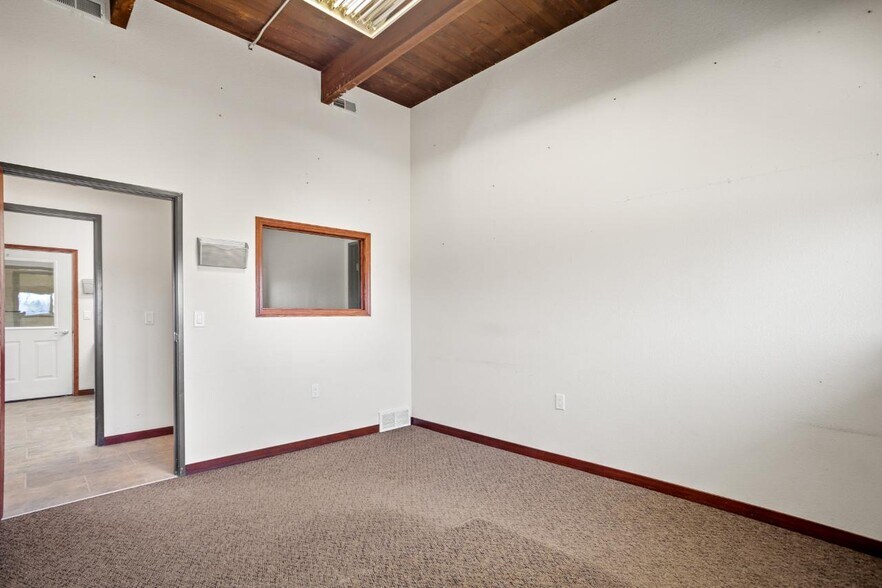 More Photos Of 4415 Burdick Expy E, Minot Office For Lease