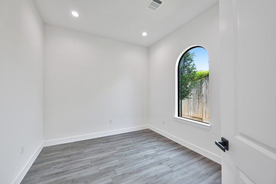 More Photos Of 284 Ed English Dr, Shenandoah Medical For Sale