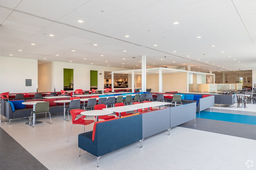 More Photos Of 8275 Rte Transcanadienne, Saint-Laurent Unknown For Lease
