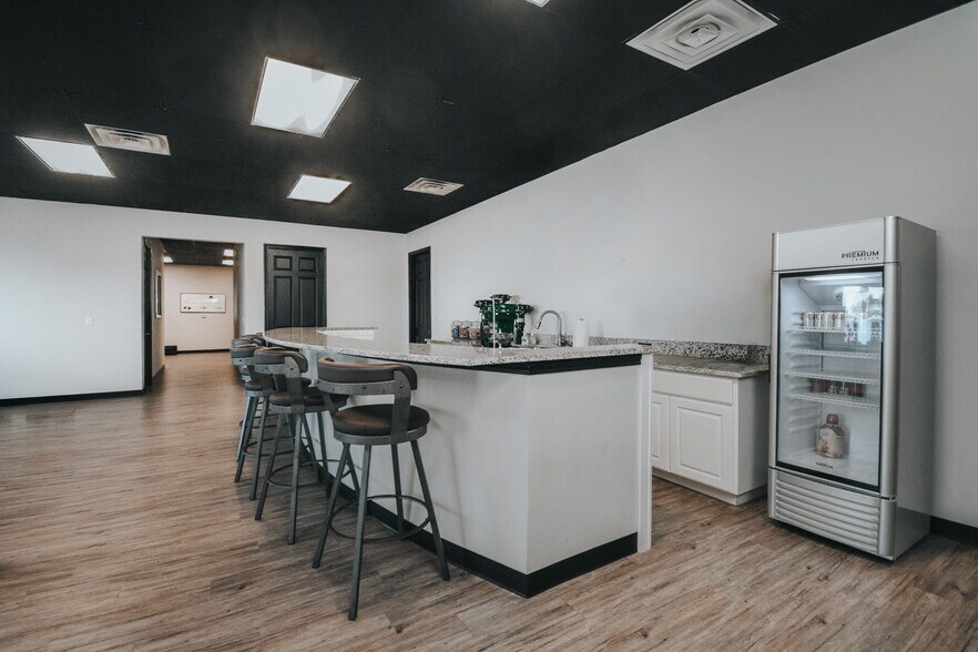 More Photos Of 13102 N Navarro St, Victoria Flex For Sale