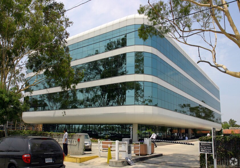 More Photos Of 701 E 28th St, Long Beach Medical For Lease