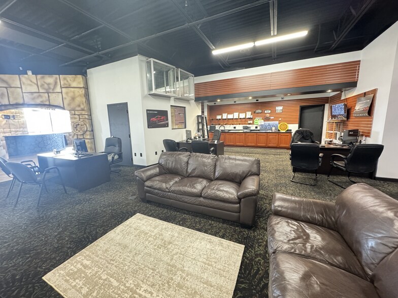 More Photos Of 130 New Towne Square Dr, Toledo Freestanding For Lease