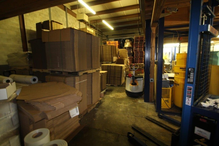 More Photos Of 900-914 Av Simard, Chambly Warehouse For Sale