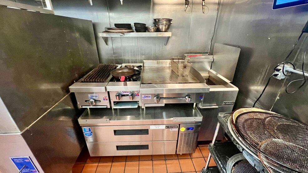 More Photos Of 1800 E Broadway, Long Beach Restaurant For Lease
