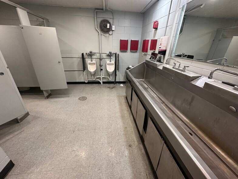 More Photos Of 1701 W County Line Rd, Springfield Manufacturing For Lease