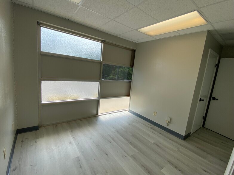 More Photos Of 1401 Applewood Dr, Dalton Medical For Lease