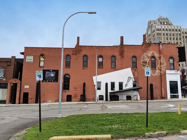 More Photos Of 1 N Saginaw St, Pontiac Office For Sale