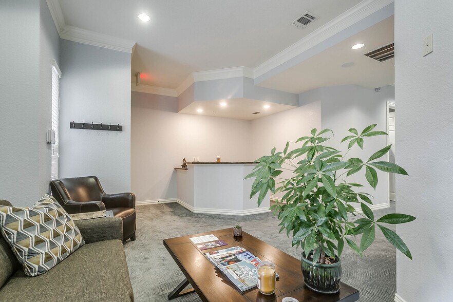 More Photos Of 7633 Bellaire Dr S, Fort Worth Medical For Sale