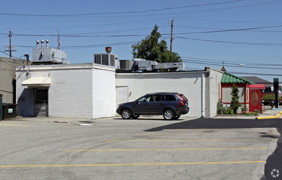 More Photos Of 2805 W Maple Rd, Troy Restaurant For Sale