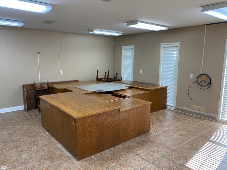 More Photos Of 1701 S Timber St, Stuttgart Office Residential For Sale