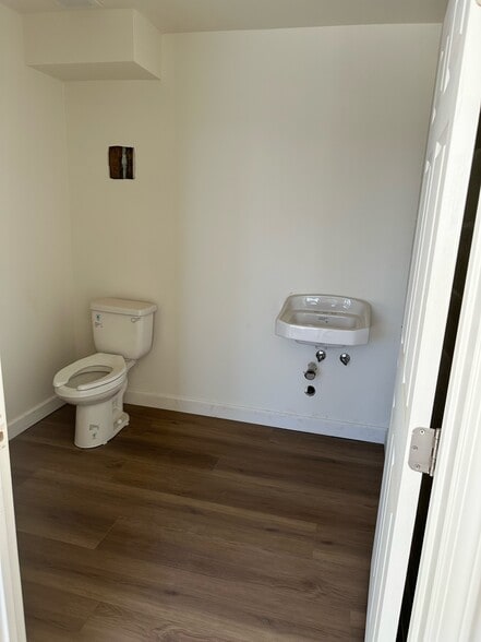 More Photos Of 7626 Balboa Blvd, Van Nuys Warehouse For Lease