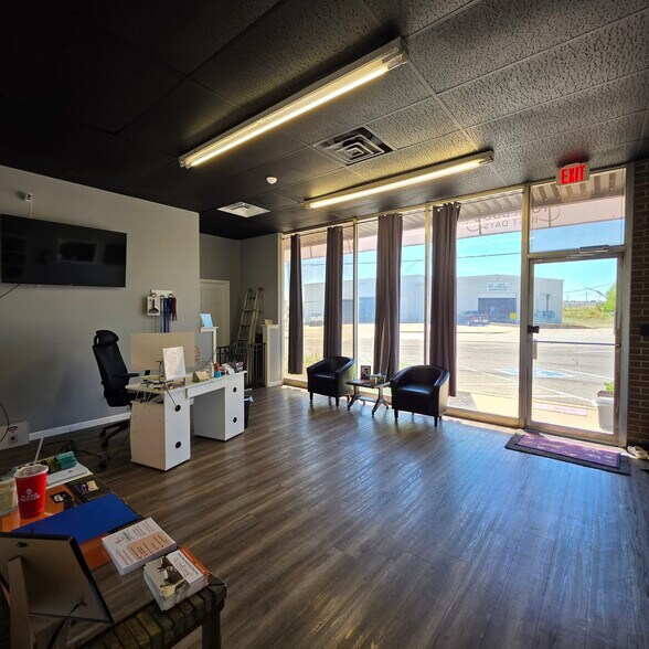 More Photos Of 6839 E 40th St, Tulsa Showroom For Sale