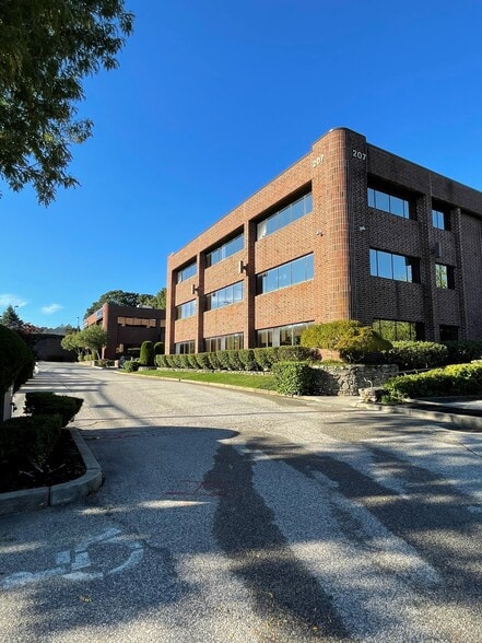 More Photos Of 207 Quaker Ln, West Warwick Office For Lease